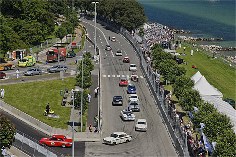 Der bliver trængsel i det første sving efter starten ved årets Classic Race Aarhus. Mere end 190 køretøjer fordelt på ti klasser deltager i årets løb.